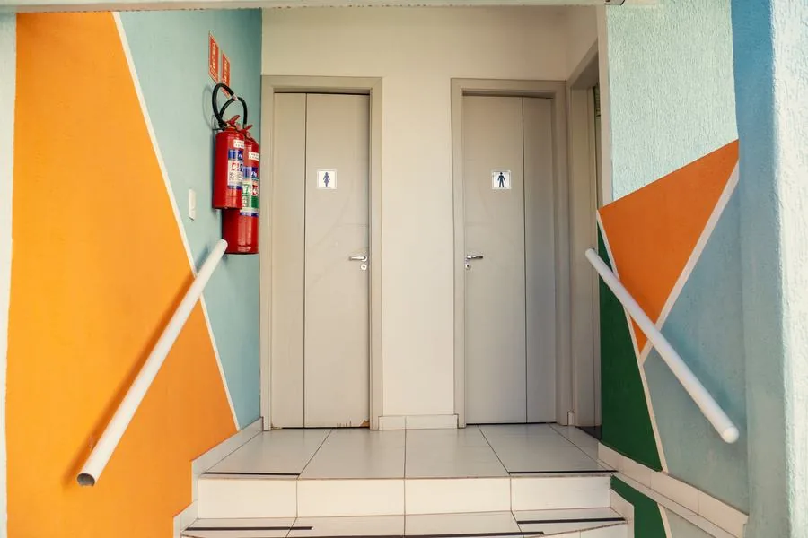 Banheiros sinalizados. Portas com placas de sinalização