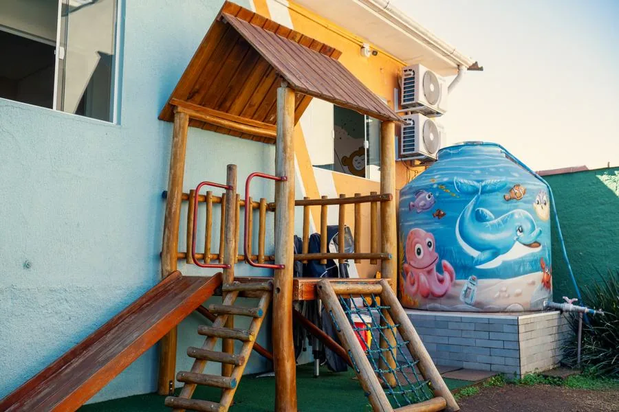Casinha de escalada. Escorregador, rampa e mural do fundo do mar
