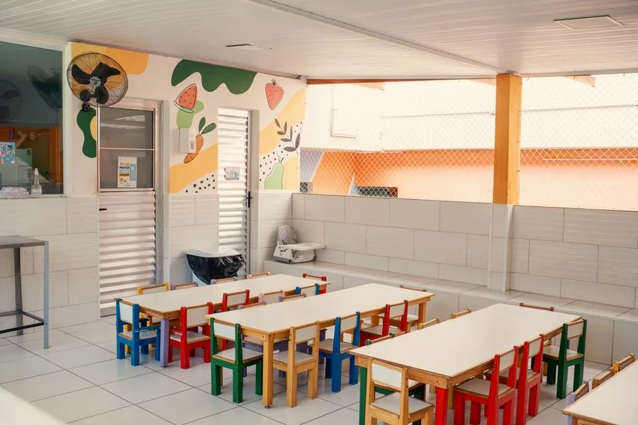 Hora da refeição. Alimentação natural preparada na escola
