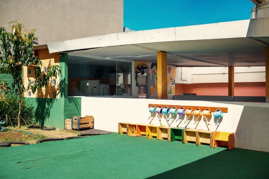 Pátio externo. Área verde para brincar ao ar livre